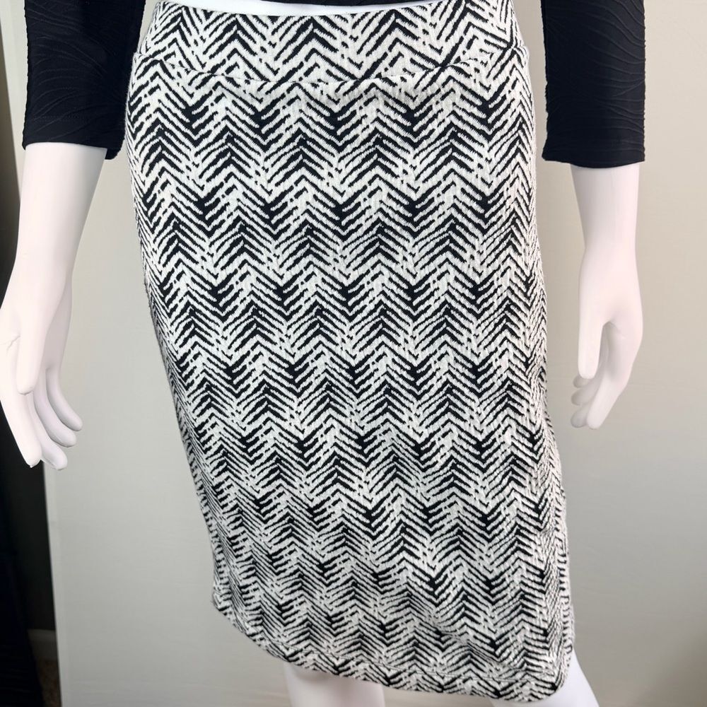 Liz Claiborne Career Stretch Knit Pencil Skirt Black White Zigzag Abstract Small
